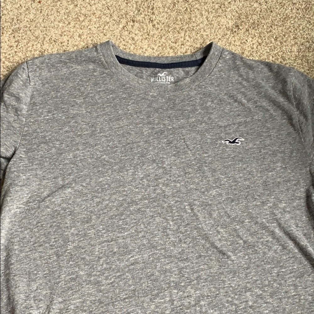 Hollister Curved Hem Tee Shirt (XS)